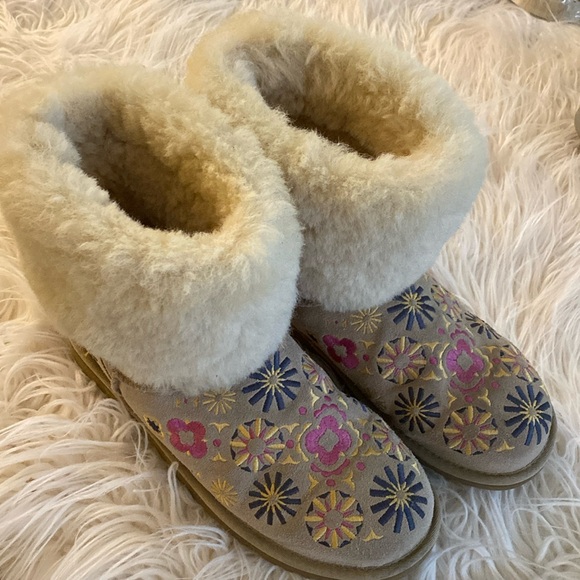 RARE embroidered UGG boots - Picture 3 of 10